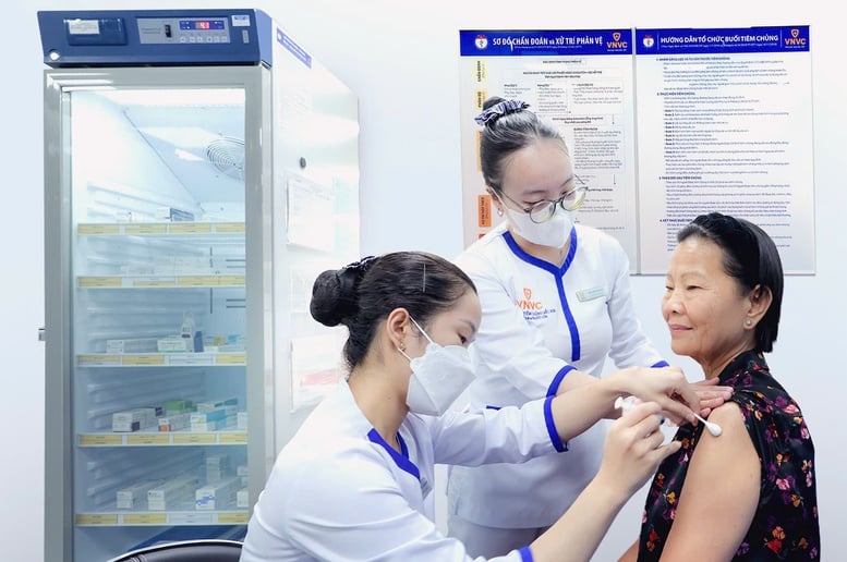 Vaksin RSV generasi baru untuk pencegahan pneumonia sedang diluncurkan di sistem vaksinasi VNVC di seluruh negeri - Foto 2.
