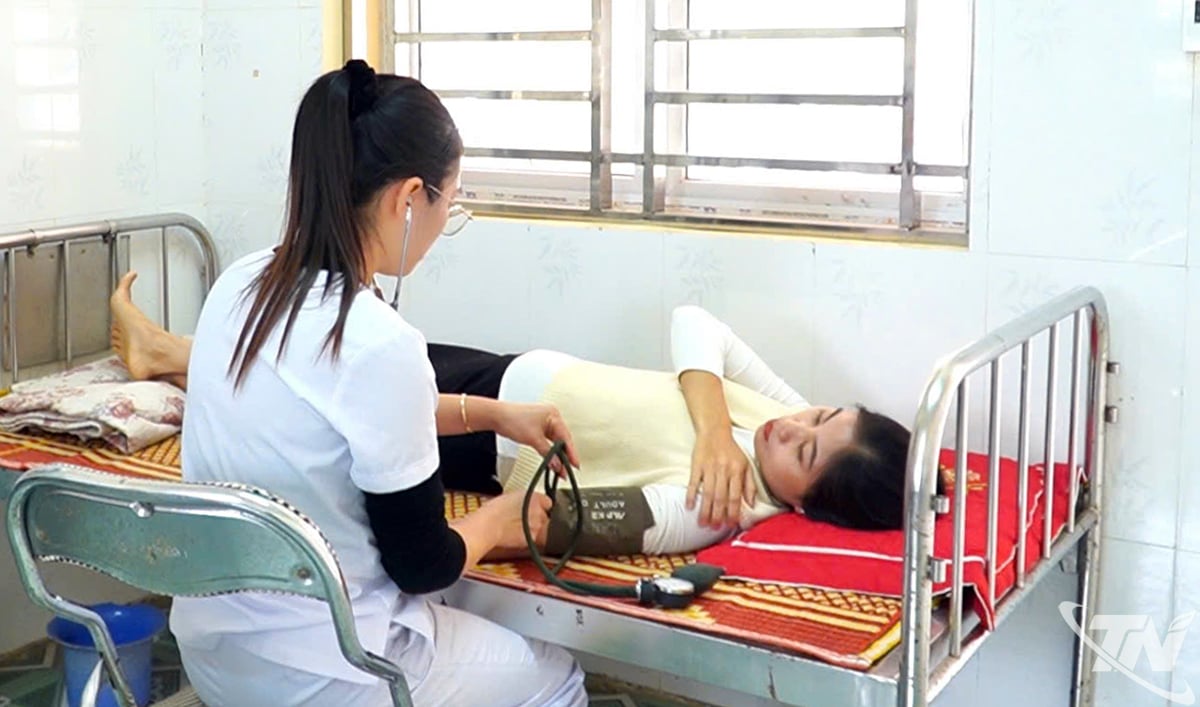 लाम वी कम्यून स्वास्थ्य केंद्र में गर्भवती माताओं की जांच और पोषण संबंधी परामर्श।