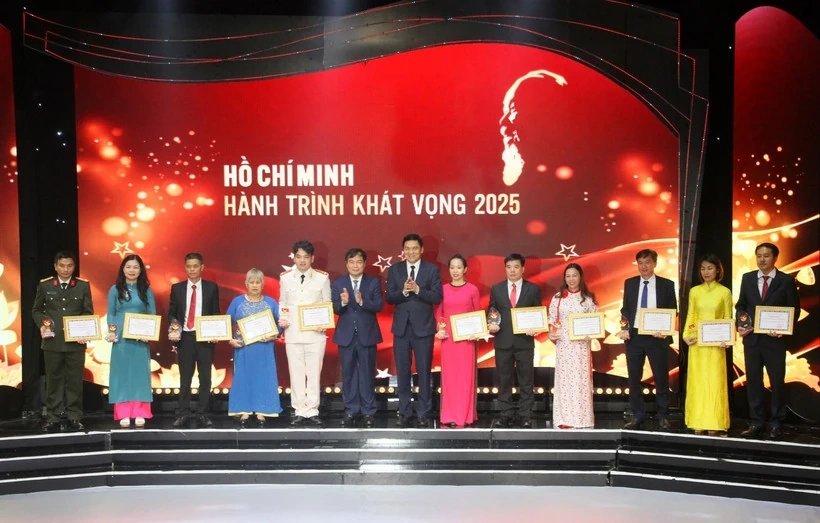 Pertukaran model teladan dalam belajar dari dan mengikuti ajaran Presiden Ho Chi Minh di wilayah Tengah dan Dataran Tinggi Tengah.