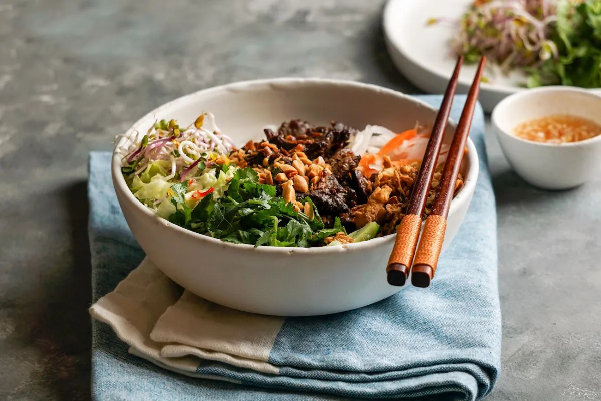 Supă de vită cu tăiței în stil sudic. Bún bò Nam Bộ.