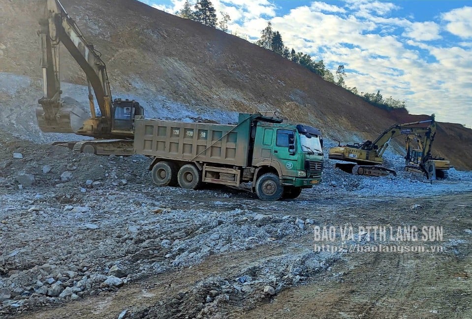 Bauarbeiter arbeiten an dem Projekt zur Erweiterung der Güterverkehrsstraße im Bereich der Grenzmarkierungen 1119-1120 am internationalen Grenzübergang Huu Nghi.