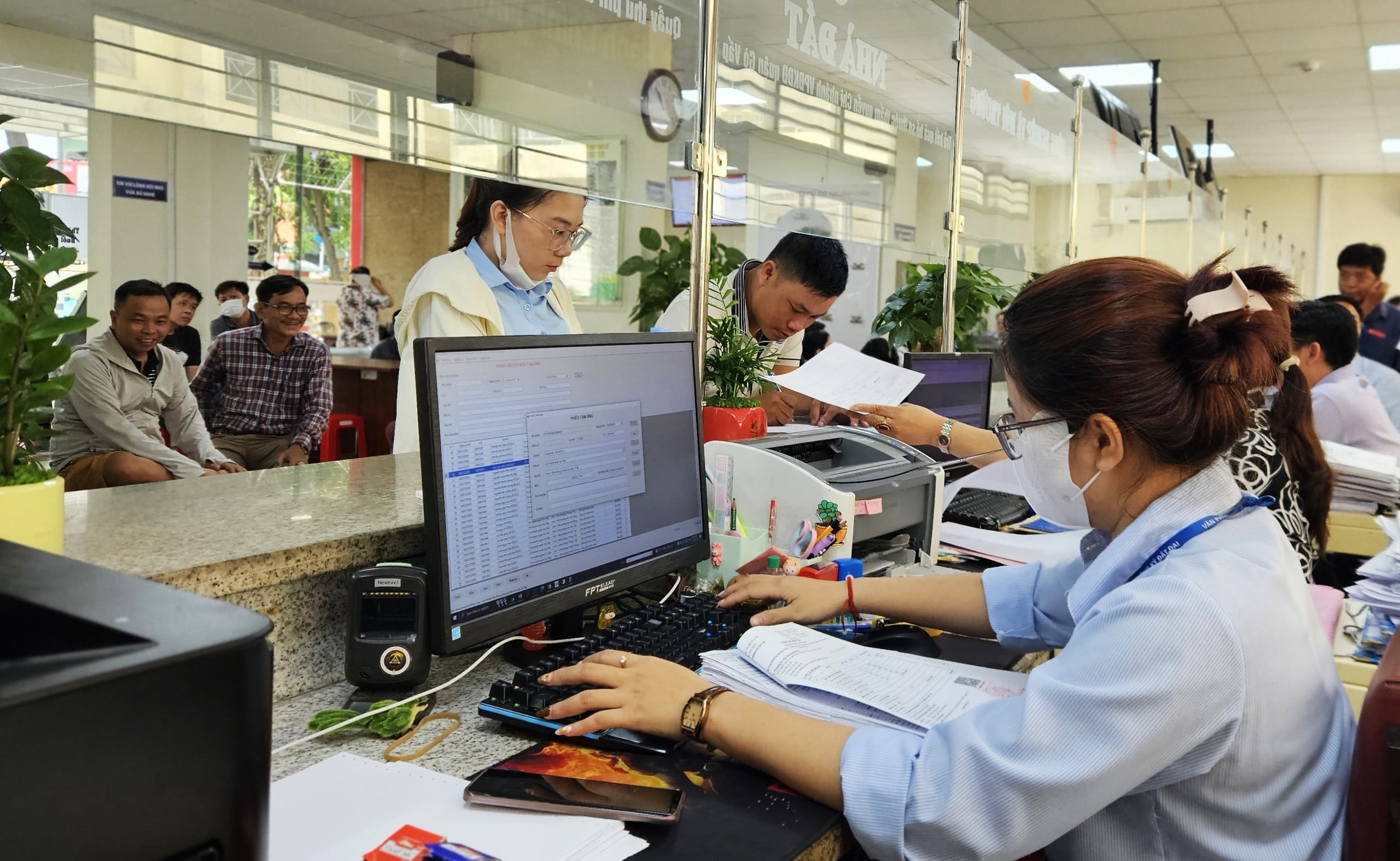 TP.HCM đề xuất bỏ hồ sơ giấy đối với 390 thủ tục- Ảnh 1.