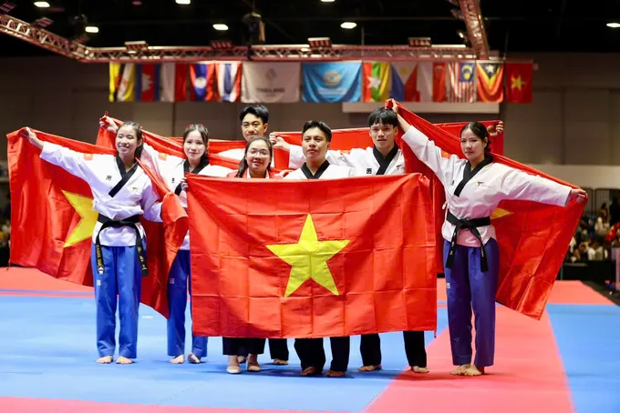 Het Vietnamese taekwondo-team won een gouden medaille in het poomsae-onderdeel (vormen), met bijdragen van vechtsporters uit Ho Chi Minh-stad. Foto: DUNG PHUONG