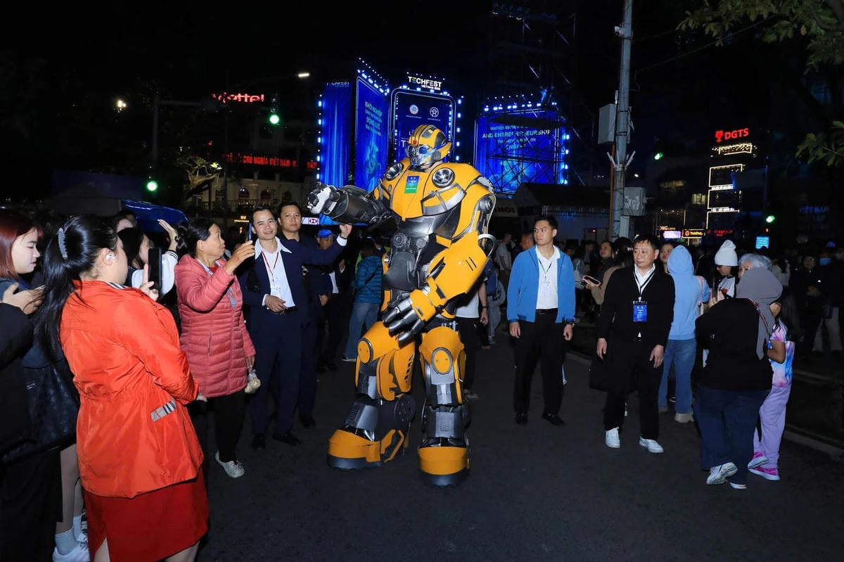 A área de experiências tecnológicas do Techfest 2025 está localizada bem na rua de pedestres ao redor do Lago Hoan Kiem (Hanói), atraindo um grande número de moradores locais e turistas.