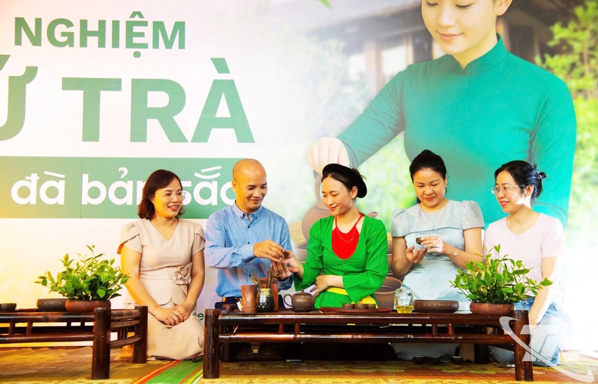 អ្នកទេសចរ​រីករាយ​នឹង​តែ​ស៊ីនជាំង។