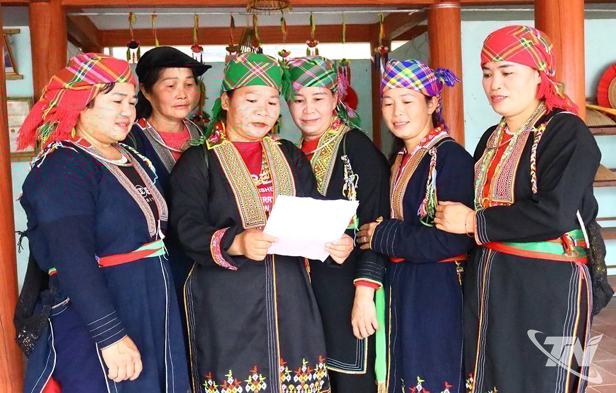 ជនជាតិ Dao នៃឃុំ Phu Dinh ចែករំលែកបទប្បញ្ញត្តិរបស់ពួកគេសម្រាប់អនុវត្តរបៀបរស់នៅស៊ីវិល័យនៅក្នុងតំបន់លំនៅដ្ឋានរបស់ពួកគេ។