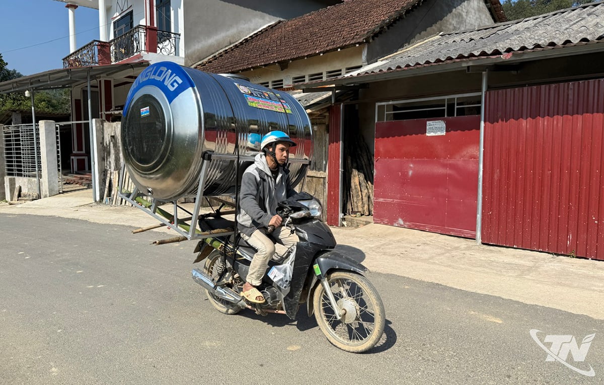 Người dân xã Cường Lợi vận chuyển téc nước hỗ trợ từ Chương trình 1719 về sử dụng, giải quyết tình trạng thiếu nước sinh hoạt mùa khô.