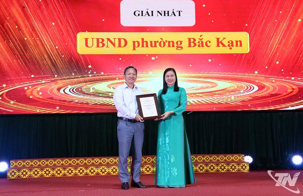 Leiders van het Ministerie van Justitie hebben de eerste prijs in de online wedstrijd