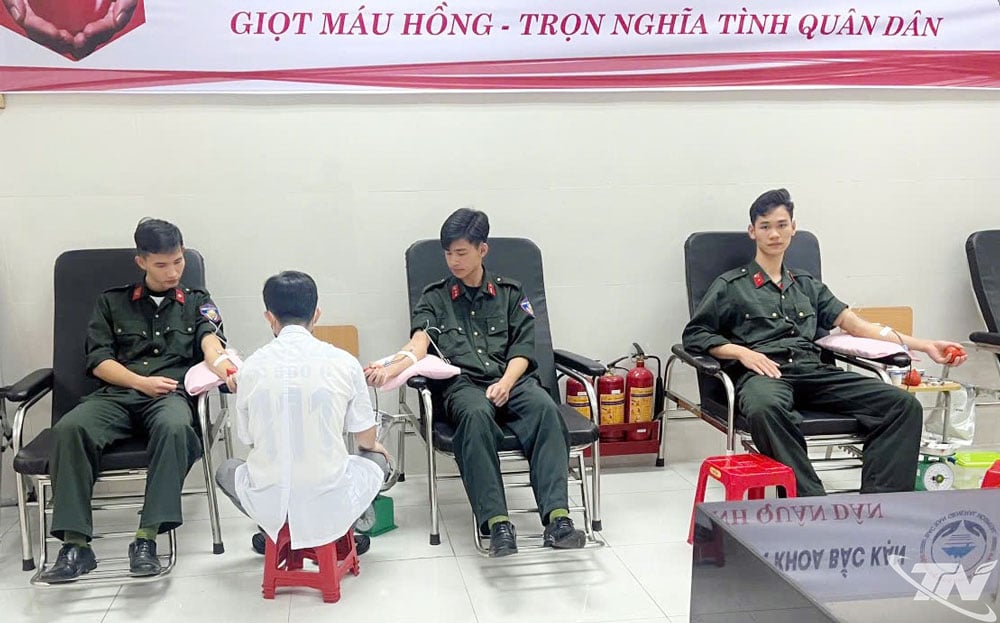 Les officiers et les soldats de l'unité mobile de police ont rapidement donné leur sang pour sauver les personnes en détresse.