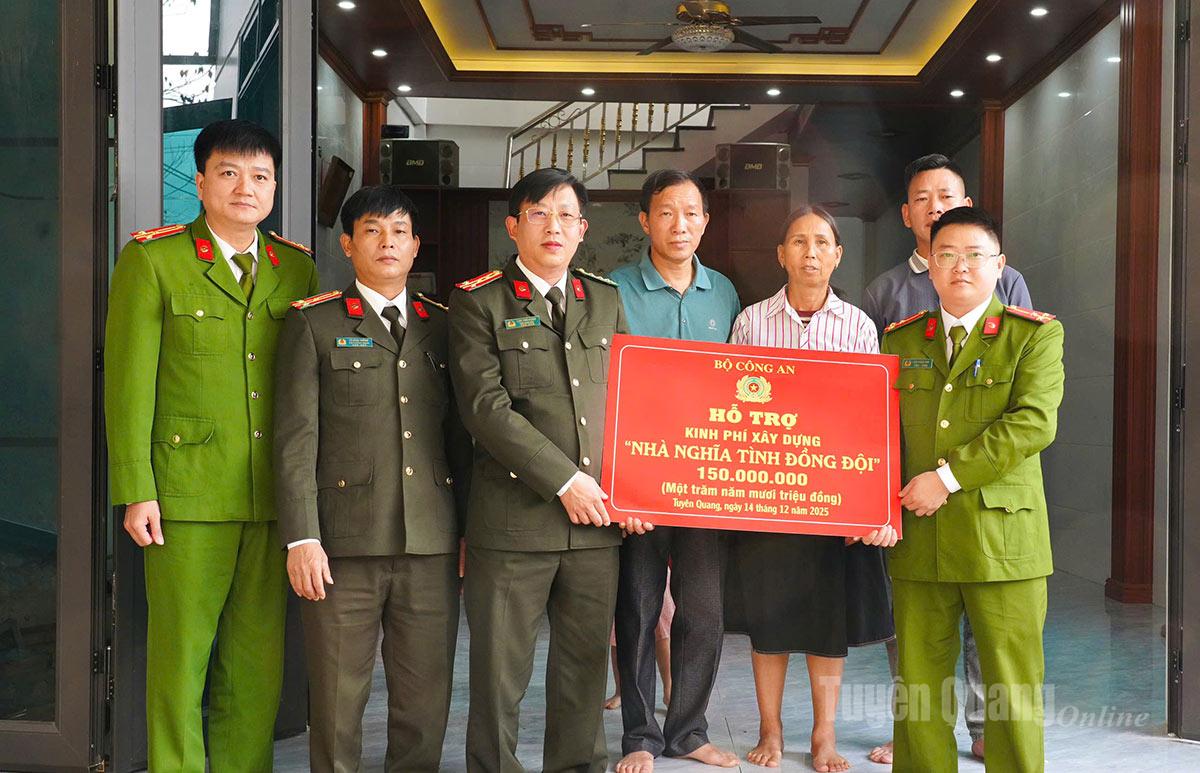 סגן מנהל משטרת המחוז, לוק דה הונג, מביע את תדונו במשפחתו של החבר לאן ת'יאן אן.