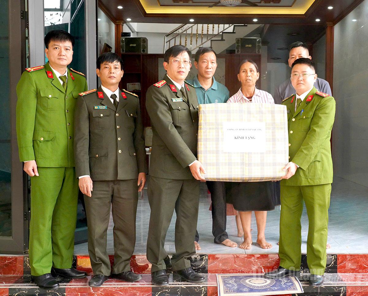 סגן מנהל משטרת המחוז העניק מתנות למשפחתו של החבר לאן ת'יאן אנה.