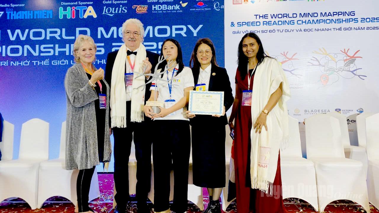 Vuong Ngoc Nhung (di tengah) memenangi hadiah Perak di Pertandingan Pemetaan Minda Dunia 2025.