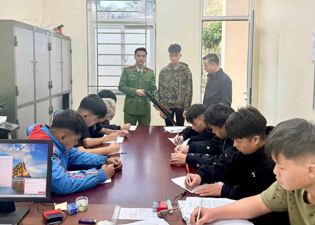 លោក ផាំ ត្រុង ទូ (ឈរនៅកណ្តាល) ជាមួយនឹងភស្តុតាងដែលរឹបអូសបាននៅប៉ុស្តិ៍នគរបាលឃុំបាវហា។