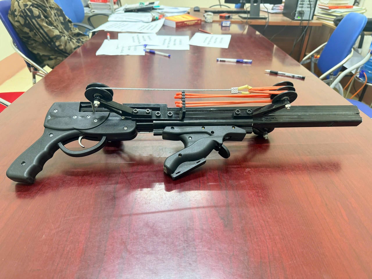 លោក Tú បានប្រើខ្សែពួរដែលបាញ់កាំភ្លើង BB ដែក និងមានកែវយឹតឡាស៊ែរភ្ជាប់ជាមួយវា ដើម្បីថតវីដេអូ ហើយបង្ហោះវានៅលើបណ្តាញសង្គម។