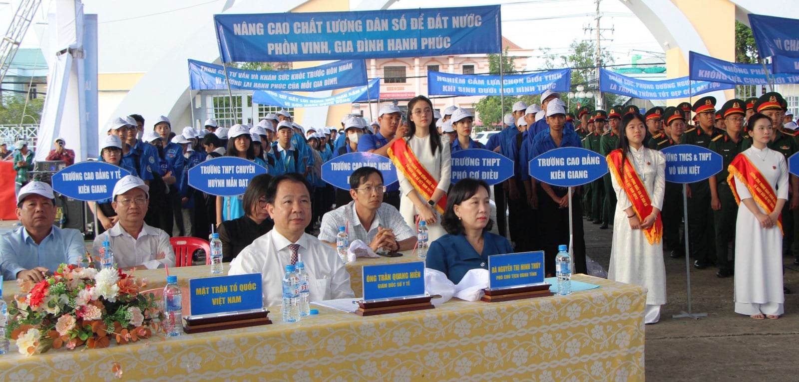 ខេត្តអានយ៉ាងបានរៀបចំការជួបជុំមួយដើម្បីឆ្លើយតបទៅនឹងខែសកម្មភាពជាតិស្តីពីប្រជាជន និងទិវាប្រជាជនវៀតណាម នៅថ្ងៃទី ២៦ ខែធ្នូ។