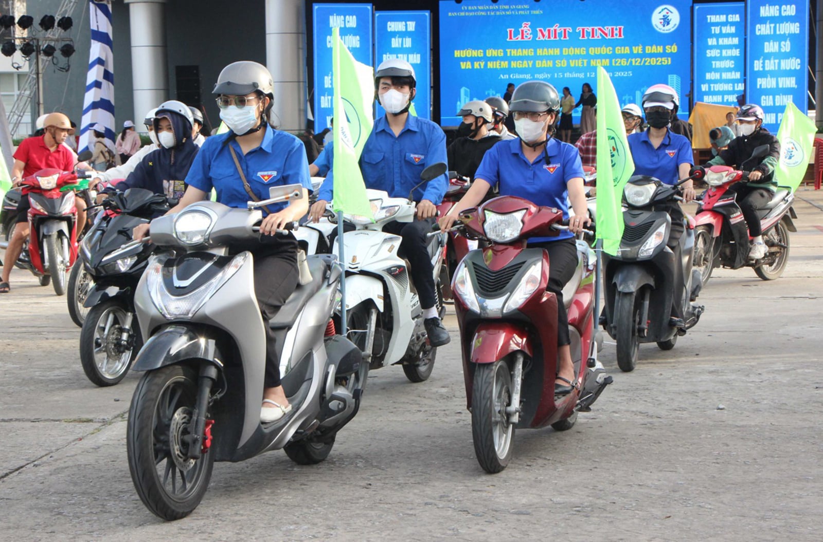 ខេត្តអានយ៉ាងបានរៀបចំការជួបជុំមួយដើម្បីឆ្លើយតបទៅនឹងខែសកម្មភាពជាតិស្តីពីប្រជាជន និងទិវាប្រជាជនវៀតណាម នៅថ្ងៃទី ២៦ ខែធ្នូ។