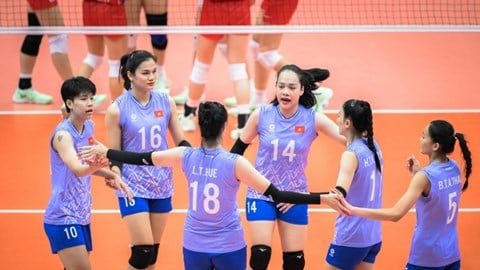 ក្រុមបាល់ទះនារីវៀតណាម បានយកឈ្នះហ្វីលីពីនយ៉ាងងាយ ដើម្បីឡើងទៅវគ្គផ្តាច់ព្រ័ត្រ SEA Games លើកទី៣៣។