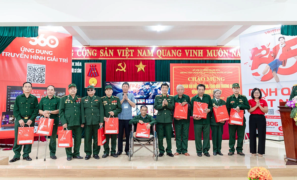 ភ្លឺចែងចាំងជាមួយនឹងប្រពៃណីរបស់ទាហានរបស់ពូហូ៖ ក្រុមហ៊ុន Viettel Thanh Hoa បានគោរពវិញ្ញាណក្ខន្ធនៅថ្ងៃទី 22 ខែធ្នូ ជាមួយនឹងកម្មវិធីចែកអំណោយ និងការចាក់បញ្ចាំងខ្សែភាពយន្ត