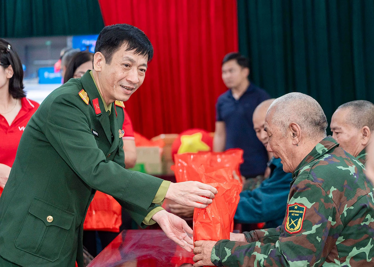 ភ្លឺចែងចាំងជាមួយនឹងប្រពៃណីរបស់ទាហានរបស់ពូហូ៖ ក្រុមហ៊ុន Viettel Thanh Hoa បានគោរពវិញ្ញាណក្ខន្ធនៅថ្ងៃទី 22 ខែធ្នូ ជាមួយនឹងកម្មវិធីចែកអំណោយ និងការចាក់បញ្ចាំងខ្សែភាពយន្ត