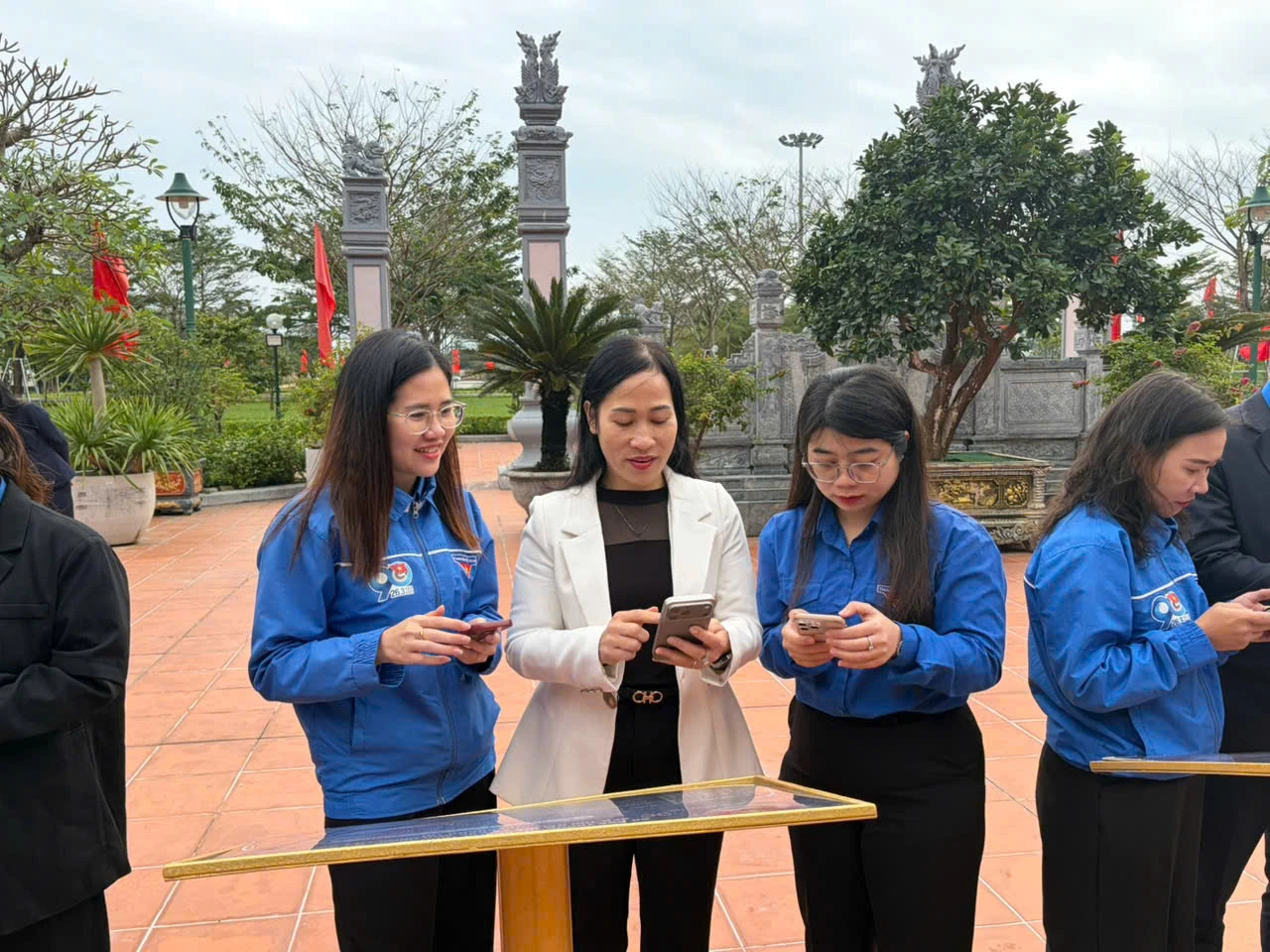 Για να βρουν τις πληροφορίες, οι χρήστες σαρώνουν τον κωδικό QR με τα smartphone τους. Φωτογραφία: H.Tr.