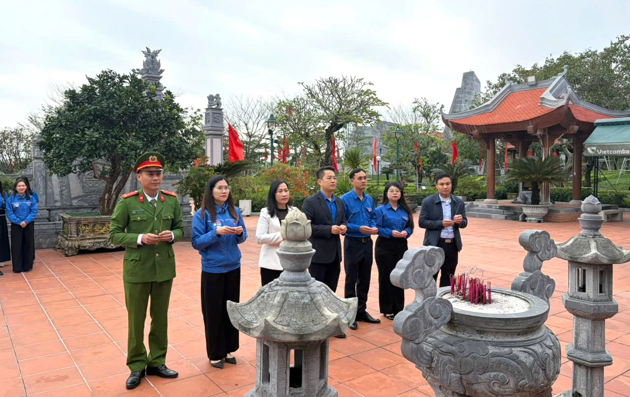 Εκπρόσωποι από την περιφέρεια Ντονγκ Χόι και άλλες μονάδες πρόσφεραν θυμίαμα στον Ναό του Προέδρου Χο Τσι Μινχ και των ηρωικών μαρτύρων της επαρχίας Κουάνγκ Τρι. Φωτογραφία: H.Tr.