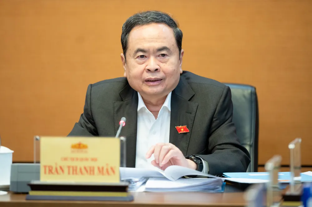 Ketua Majelis Nasional Tran Thanh Man memimpin rapat tersebut.