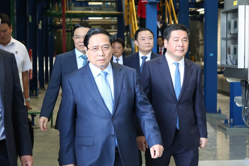 លោកនាយករដ្ឋមន្ត្រី ផាម មិញឈីញ លោករដ្ឋមន្ត្រីក្រសួងឧស្សាហកម្ម និងពាណិជ្ជកម្ម ង្វៀន ហុងឌៀន និងថ្នាក់ដឹកនាំជាន់ខ្ពស់ដទៃទៀត បានទៅទស្សនាផ្នែកខាងក្នុងនៃរោងចក្រថាមពល ញ៉ុងត្រាច។ រូបថត៖ ហ្វាងចៀន។