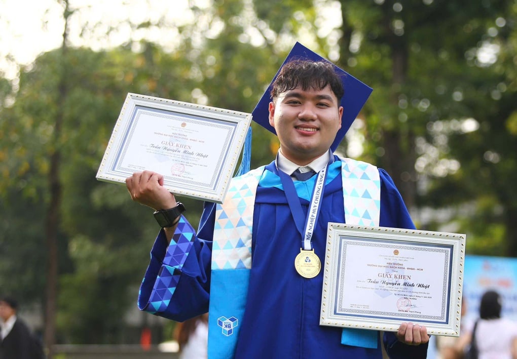 นักศึกษาชายจากมหาวิทยาลัยโพลีเทคนิค