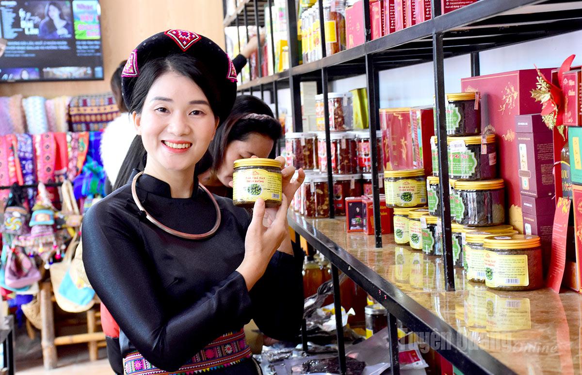 すべての OCOP 製品には、明確な原産地と供給元を示すラベルと QR コードが付いています。