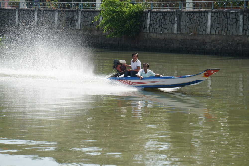 នៅមានសំណាញ់នេសាទជាច្រើននៅក្នុងព្រែកតាយនិញ។ Hằng ngày, trên rạch Tây Ninh có nhiều phương tiện giao thông đường thủy hoạt động