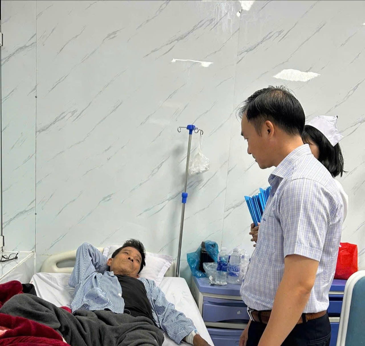 អាជ្ញាធរបានទៅសួរសុខទុក្ខជនរងគ្រោះដែលសម្រាកព្យាបាលនៅមន្ទីរពេទ្យ បន្ទាប់ពីបានបរិភោគនំប៉័ងហុងវ៉ាន់ដោយសារតែពុលអាហារ។