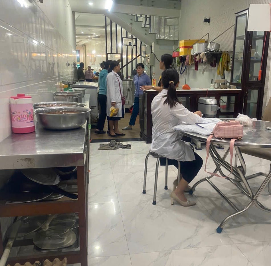 មន្ទីរសុខាភិបាលខេត្តក្វាងង៉ាយបានត្រួតពិនិត្យរោងចក្រផលិតមួយដែលជាកម្មសិទ្ធិរបស់លោកង្វៀនហុង (មានទីតាំងនៅផ្ទះលេខ ២៨០ ផ្លូវង្វៀនង៉ឹម សង្កាត់កាំថាញ) និងចំណុចលក់នំប៉័ងនៅក្នុងសង្កាត់កាំថាញ និងសង្កាត់ងៀឡូ ដោយបានរកឃើញការរំលោភជាច្រើនលើបទបញ្ជាអនាម័យ និងសុវត្ថិភាពចំណីអាហារ។