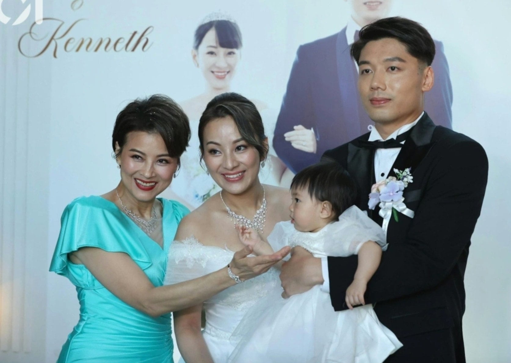 レ・イェン・サンさん(左)と娘と婿の結婚式の様子。