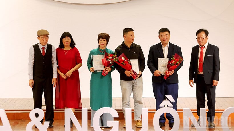 អ្នកនិពន្ធបីនាក់បានឈ្នះរង្វាន់ A ក្នុងការប្រកួតប្រជែងនេះ។ (រូបថត៖ KHIẾU MINH)