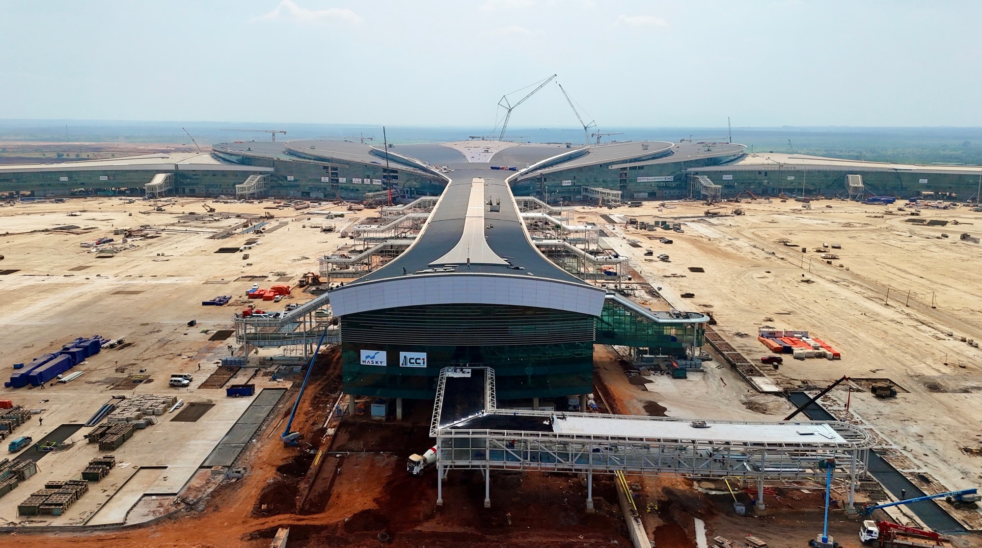 This afternoon, December 15th, Long Thanh Airport conducted its first test flight.