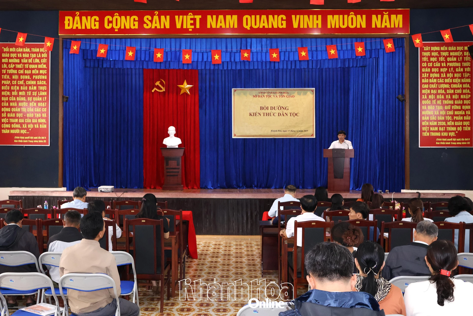 លោកប្រធានមន្ទីរជនជាតិភាគតិច និងសាសនាខេត្ត Khanh Hoa បានថ្លែងសុន្ទរកថាបើកវគ្គបណ្តុះបណ្តាល។