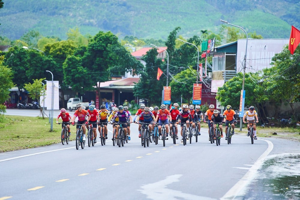 Giải đua xe đạp “Về miền di sản” mở rộng tỉnh Quảng Ninh 2025: Kết nối di sản bằng nhịp chuyển động xanh - Ảnh 4.