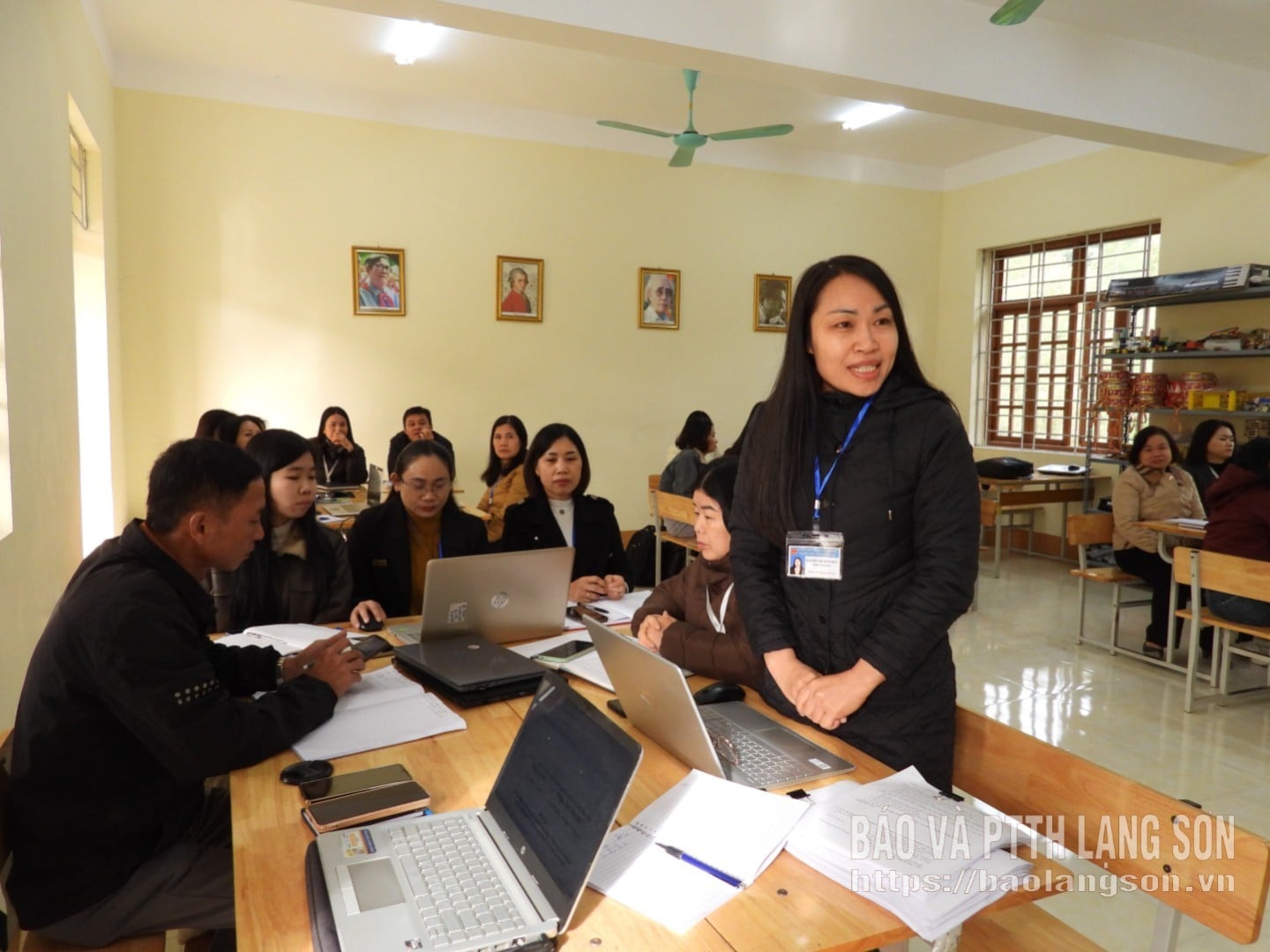 លោកគ្រូ អ្នកគ្រូ មកពីសាលាបឋមសិក្សា និងមធ្យមសិក្សា ខាញ់ខេ ពិភាក្សាគ្នានៅក្នុងវគ្គបណ្តុះបណ្តាល។