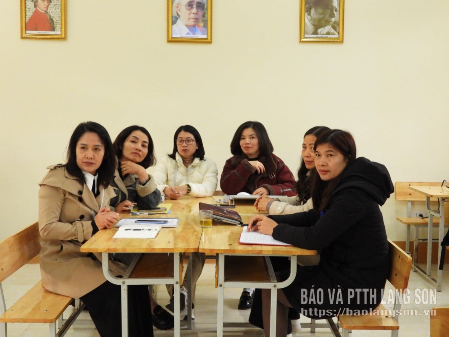 គ្រូបង្រៀនត្រូវបានបែងចែកជាក្រុមៗ ដើម្បីពិភាក្សាអំពីការកសាងសាលារៀនដែលមានសុវត្ថិភាព ដើម្បីឆ្លើយតបទៅនឹងគ្រោះមហន្តរាយធម្មជាតិ និងការប្រែប្រួលអាកាសធាតុ។