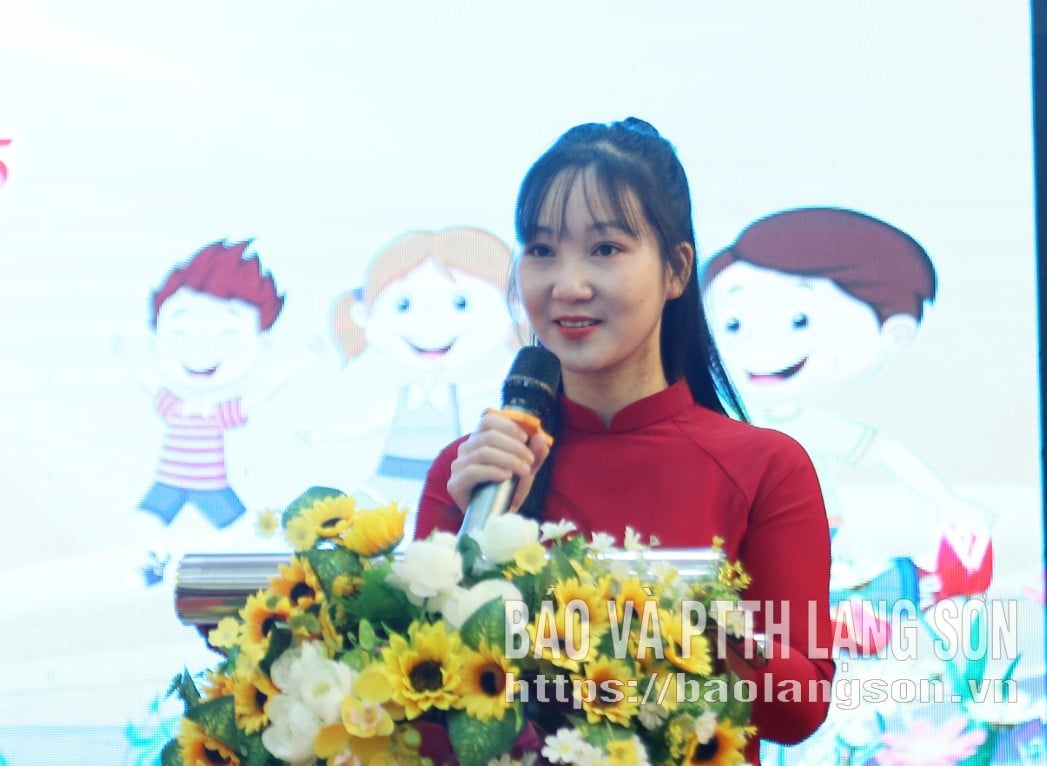 Učitelé z mateřské školy Son Ca (obec Chi Lang) promluvili jménem 99 soutěžících a vyjádřili své odhodlání před účastí v soutěži.