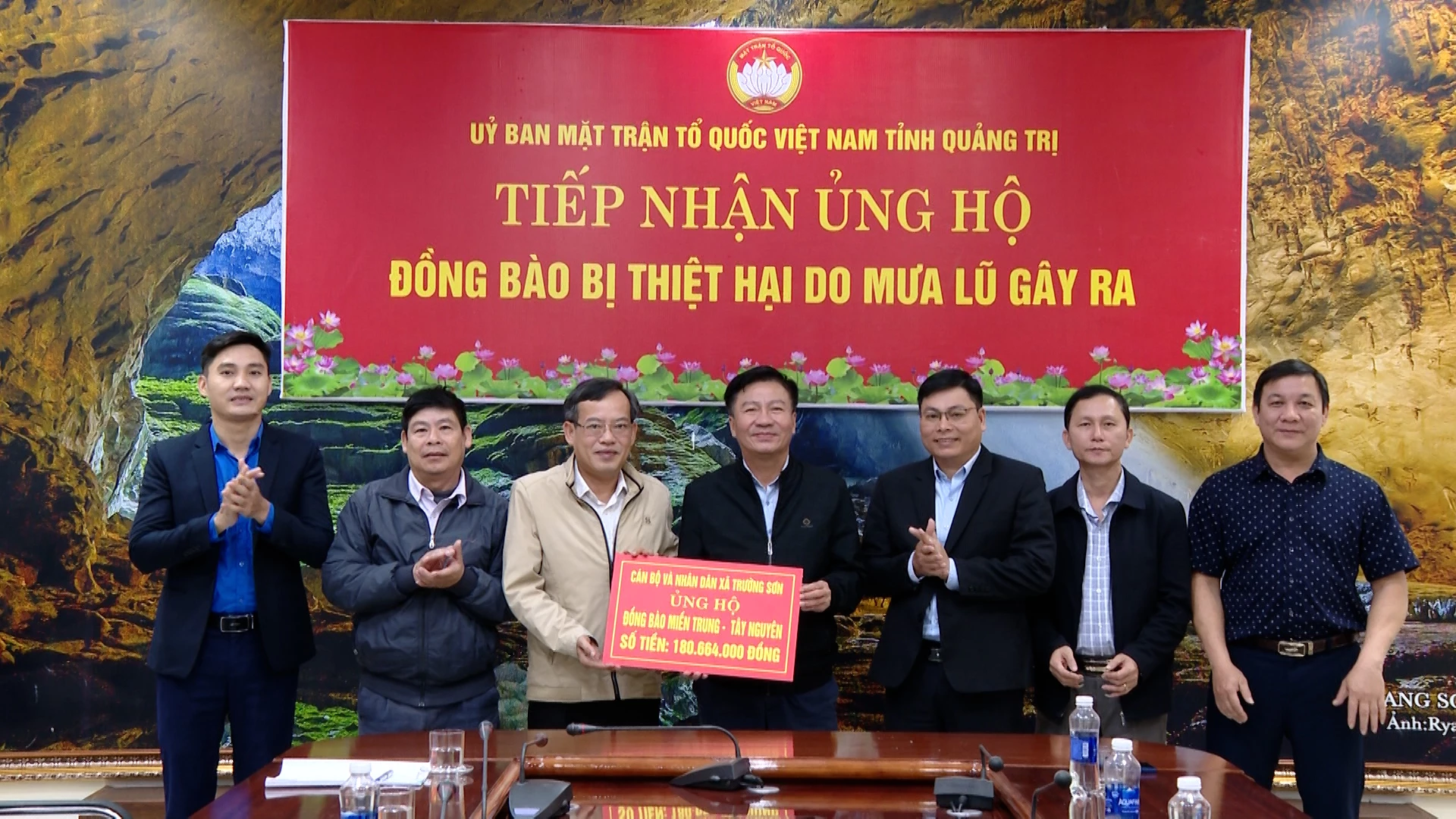 Stálý místopředseda Výboru Vietnamské vlasti v provincii Quang Tri přijímá podporu při zmírňování následků katastrofy od úředníků a obyvatel obce Truong Son. Foto: B.N.