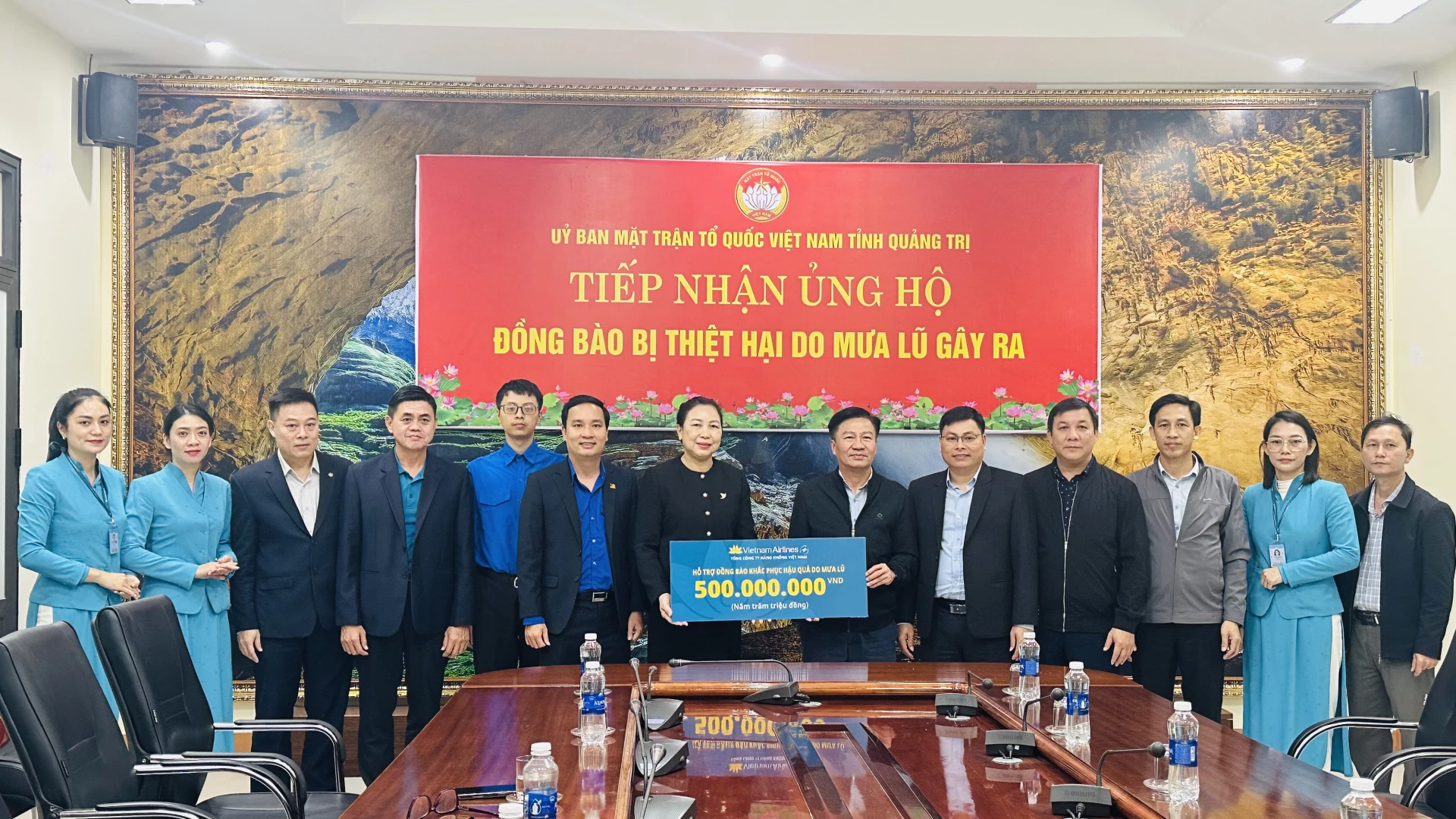 Stálý místopředseda Výboru Vietnamské vlasti v provincii Quang Tri přijímá podporu při odstraňování následků katastrofy od společnosti Vietnam Airlines. Foto: B.N.