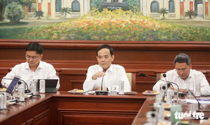 លោក ត្រឹន លូក្វាង លេខាធិការបក្សក្រុងហូជីមិញ៖ «ក្រុមការងារពិសេស» ធ្វើការជាមួយឃុំ និងសង្កាត់ ដើម្បីដោះស្រាយឧបសគ្គ - រូបថតទី ១។ TP.HCM - Ảnh 1.