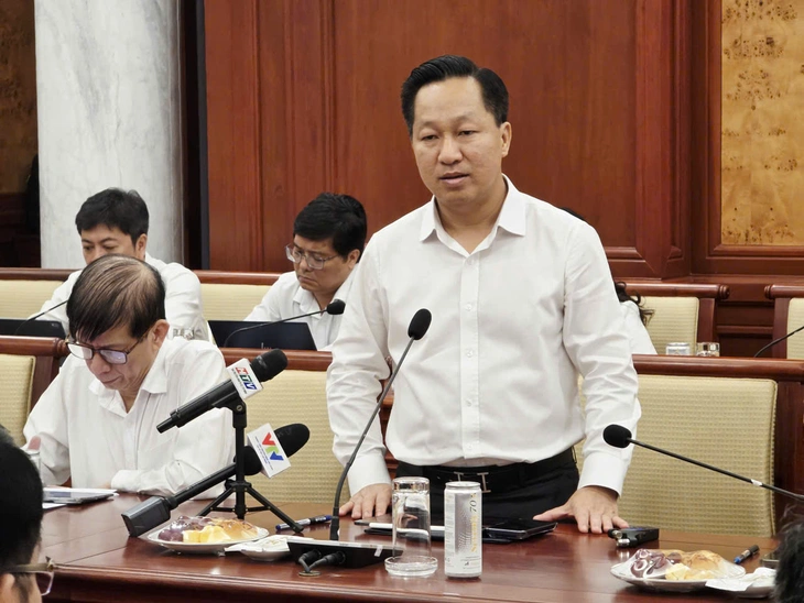 លោក ត្រឹន លូក្វាង លេខាធិការបក្សក្រុងហូជីមិញ៖ «ក្រុមការងារពិសេស» ធ្វើការជាមួយឃុំ និងសង្កាត់ ដើម្បីដោះស្រាយឧបសគ្គ - រូបថតទី៣។ TP.HCM - Ảnh 2.