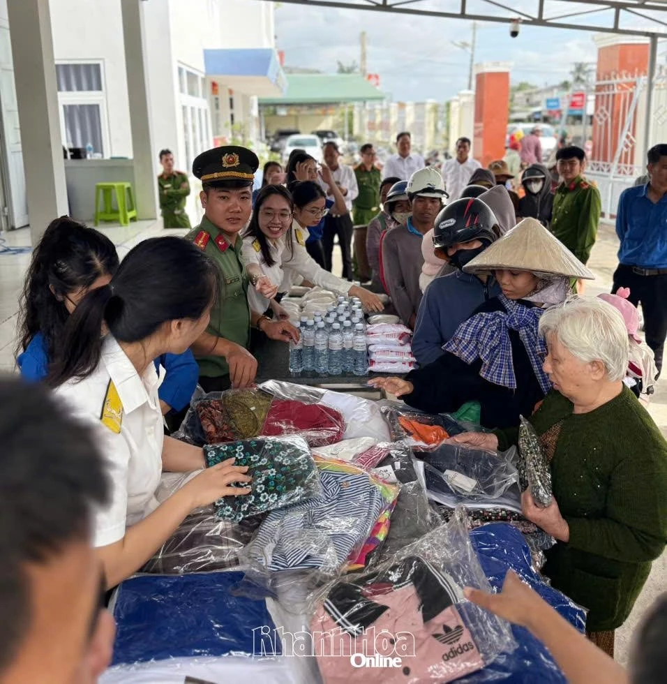 Oamenii aleg articole la „Magazinul cu cost zero”.