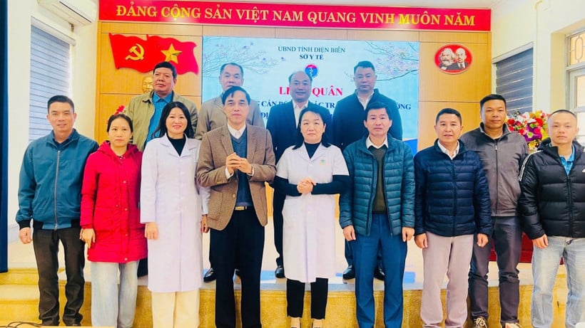 Genosse Pham Van Man, stellvertretender Direktor des Gesundheitsamtes von Dien Bien, ermutigte die Mitarbeiter des Gesundheitszentrums Tua Chua, die Gesundheitsdienste auf Gemeindeebene zu stärken.