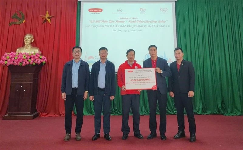 Dai-ichi Life Vietnam își unește forțele pentru a sprijini locuitorii din Luong Son să își stabilizeze viața după dezastre naturale.