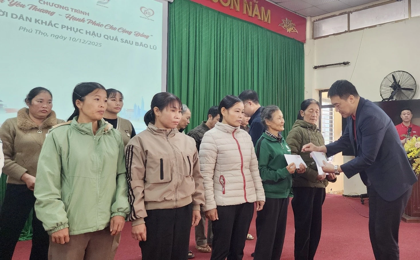 Dai-ichi Life Vietnam își unește forțele pentru a sprijini locuitorii din Luong Son să își stabilizeze viața după dezastre naturale.