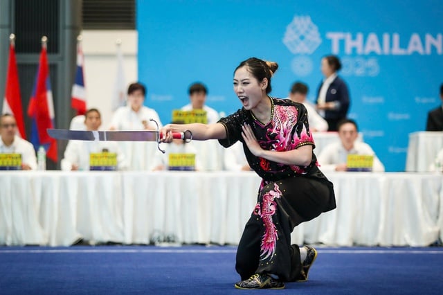 A „dögös lány”, a wushu Phuong Nhi majdnem visszalépett a SEA Games-től, de fájdalmak ellenére is küzdött: Egy érmet nyert, ami értékesebb az aranynál - 1. kép. 'Hot girl' wushu Phương Nhi suýt phải bỏ SEA Games, nén đau thi đấu: Giành huy chương quý hơn vàng- Ảnh 1.