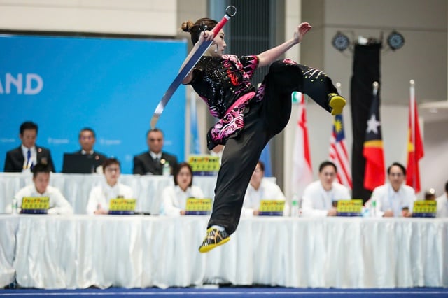 A „dögös lány”, a wushu Phuong Nhi majdnem visszalépett a SEA Games-től, de fájdalmak ellenére is küzdött: Egy érmet nyert, ami értékesebb az aranynál - 2. kép. 'Hot girl' wushu Phương Nhi suýt phải bỏ SEA Games, nén đau thi đấu: Giành huy chương quý hơn vàng- Ảnh 2.